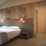 Lodge Aris