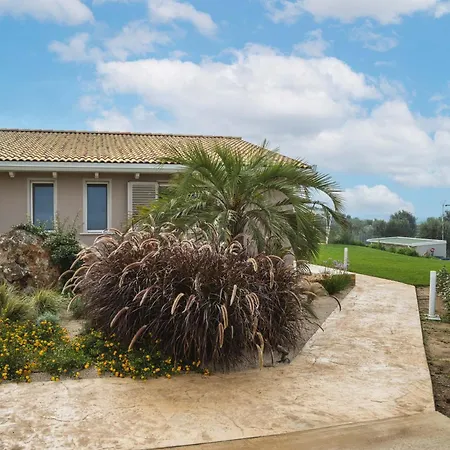 بيت خشبي Aris